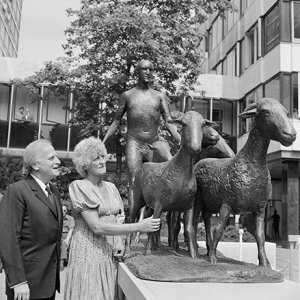 Yehudi-Menuhin admiring Elisabeth Frink sculture at the Paternoster having just unveiled it 1975.